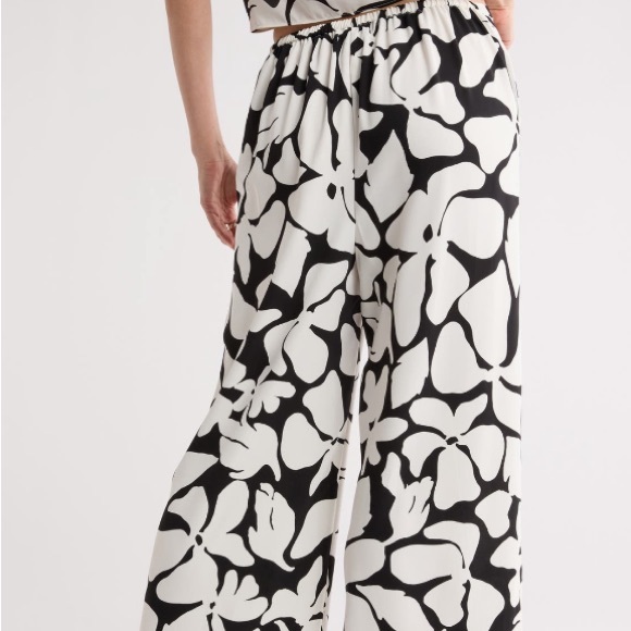 NWT NORDSTROM RACK
Wide Leg black and white,
Crop Pants Size M - Picture 9 of 17